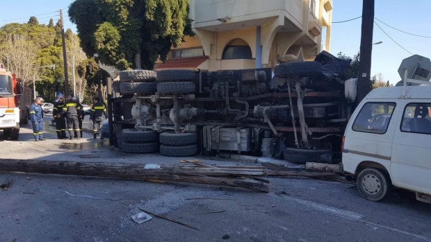 Ρόδος: Σοβαρό τροχαίο με βυτιοφόρο του Πολεμικού Ναυτικού (ΕΙΚΟΝΕΣ)